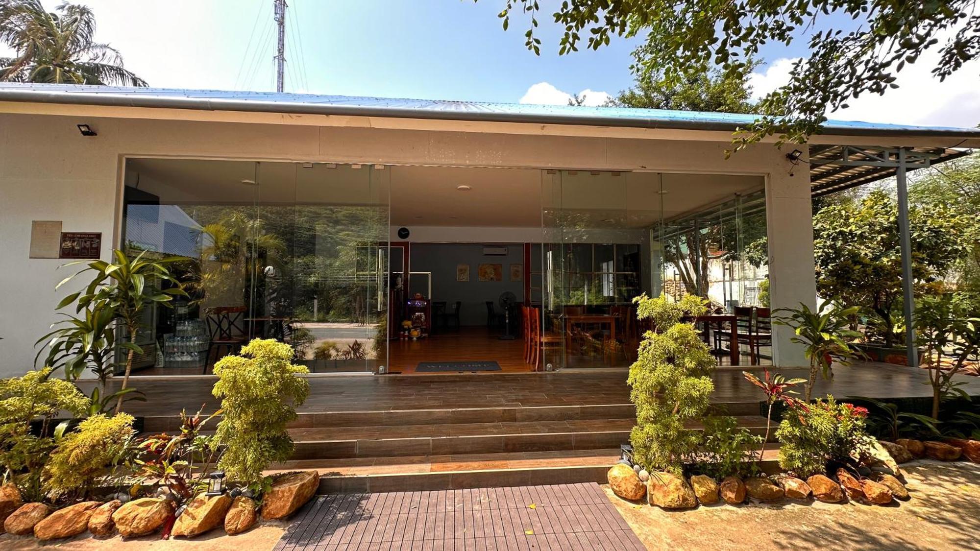 Bungalow Hotel Chi Khu Co Ong Bagian luar foto