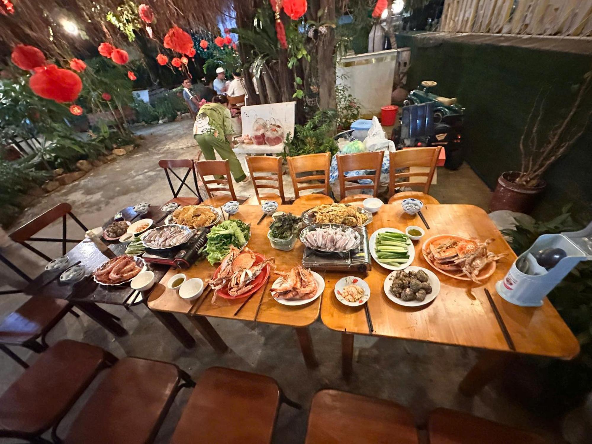 Bungalow Hotel Chi Khu Co Ong Bagian luar foto